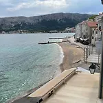 Vali *